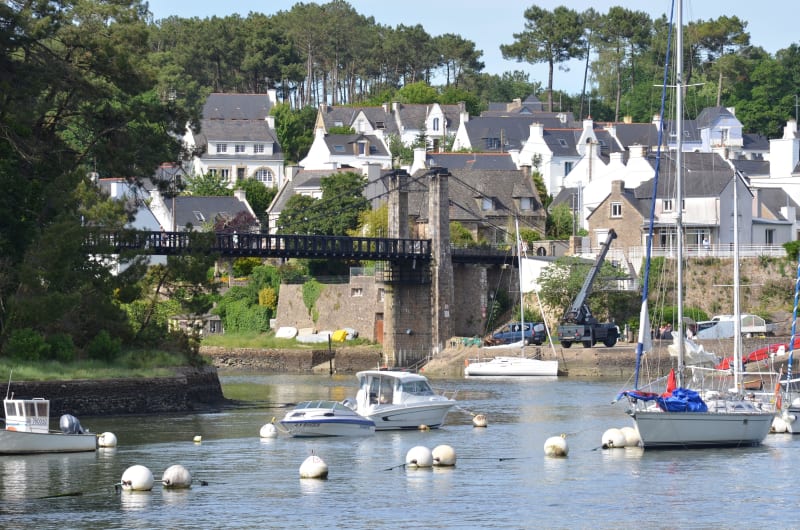 Flâner au Bono et guetter les bateaux du vieux pont - Le Bono