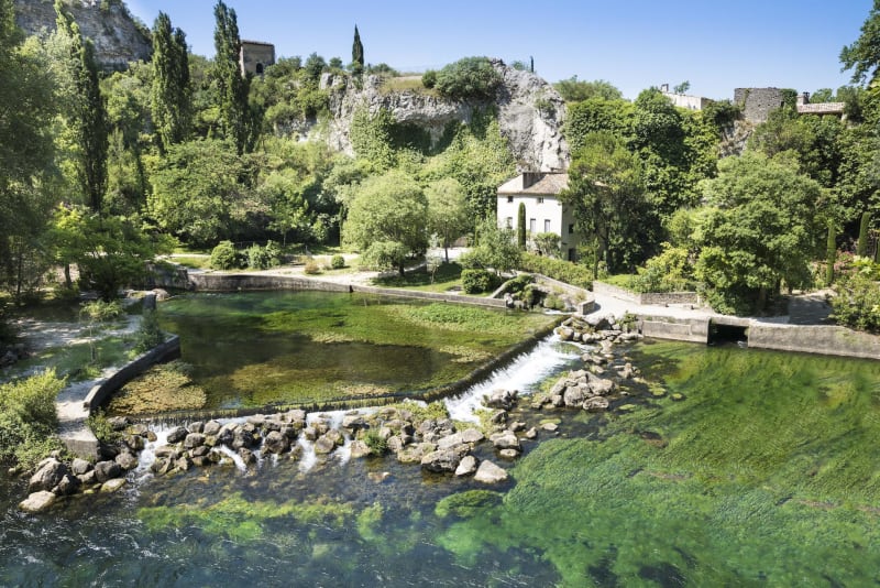 Fontaine-de-Vaucluse, à travers la garrigue - Fontaine-de-Vaucluse