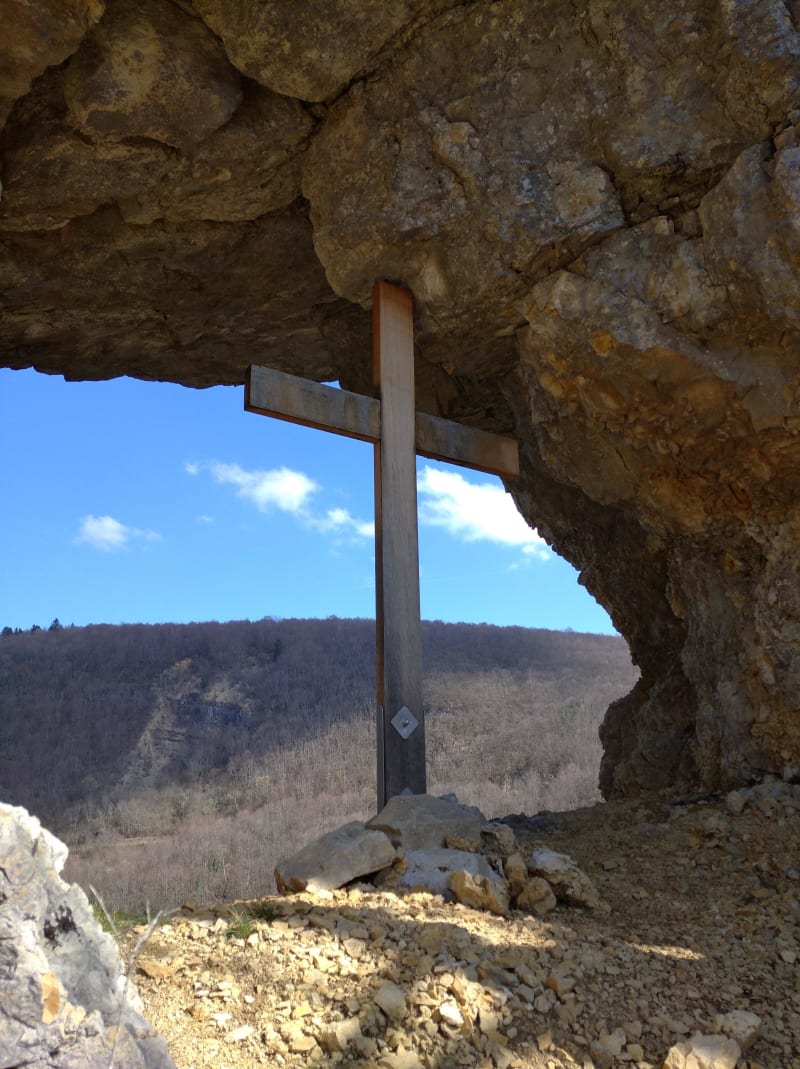 Curieux village rond d'Oncieu et vues depuis la Cathédrale - Oncieu
