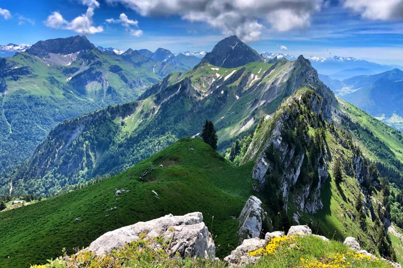 Pointe de Banc Plat en tocht naar het kruispunt van de Baujus-toppen - Bellecombe-en-Bauges