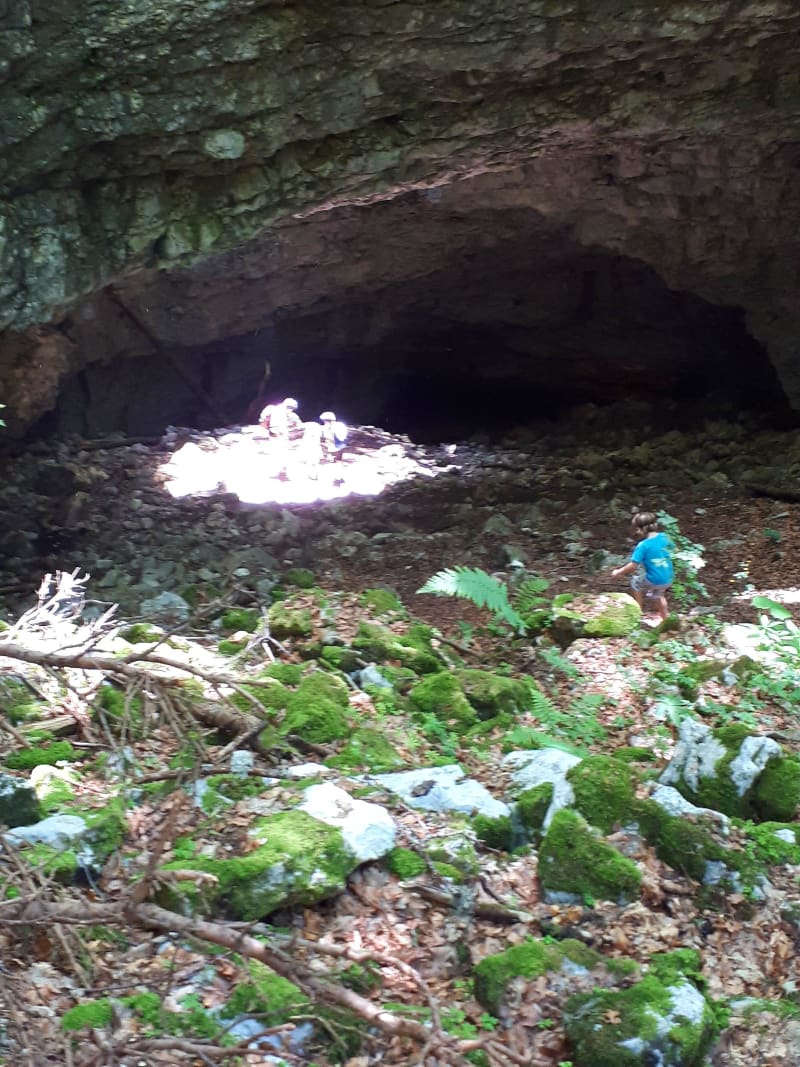 Prairie d'Herbouilly et mystérieuse grotte perforée - Saint-Martin-en-Vercors