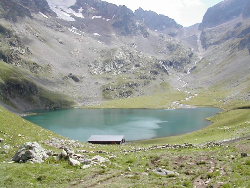 Fraîcheur du lac de la Muzelle et jouer à saute-mouton - Les Deux Alpes, Vénosc