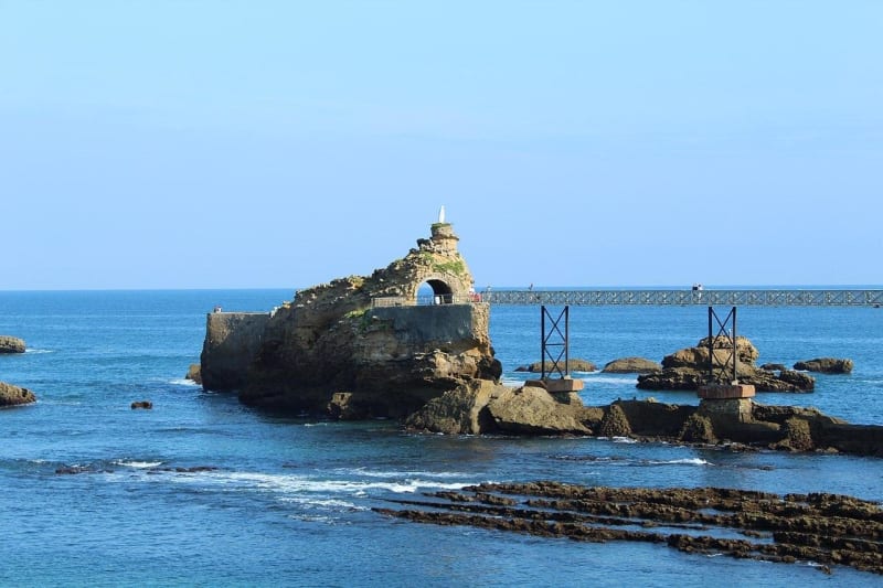 Biarritz et bol d'air au pied du rocher de la Vierge - Biarritz