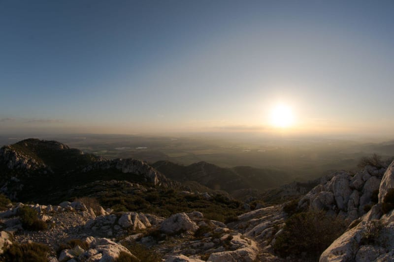 Virée sur le toit des Alpilles et perspective vers l'azur - Eyguières