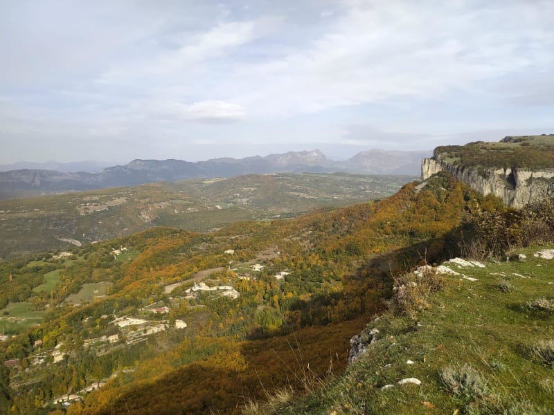 Trou du Furet et vue plongeante sur les falaises d'Eyzahut - Le Poët-Laval