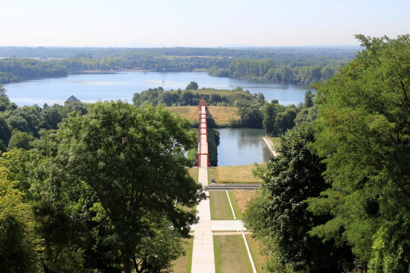 Sérénité du plan d'eau de Cergy et œuvre monumentale - Cergy-Pontoise