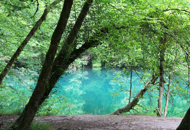 Wandel langs de oevers van de Ouysse-heropleving en het turquoise water - Rocamadour