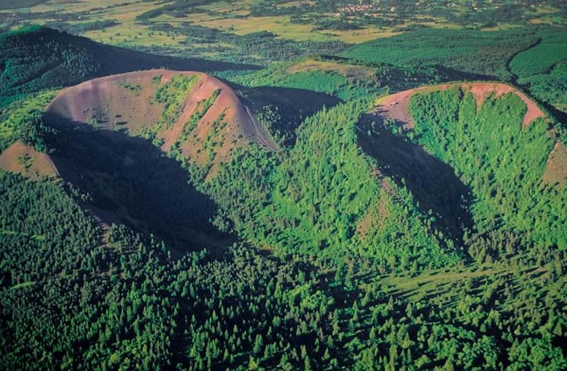 Dans les Puys de la Vache et Lassolas et terres volcaniques - Aydat