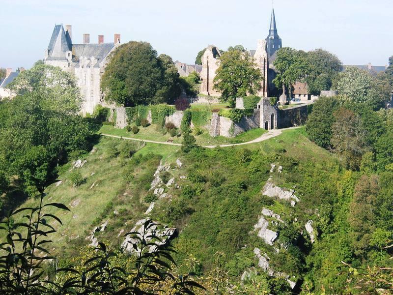 Autour de Sainte-Suzanne et pique-nique au Tertre Ganne - Sainte-Suzanne-et-Chammes