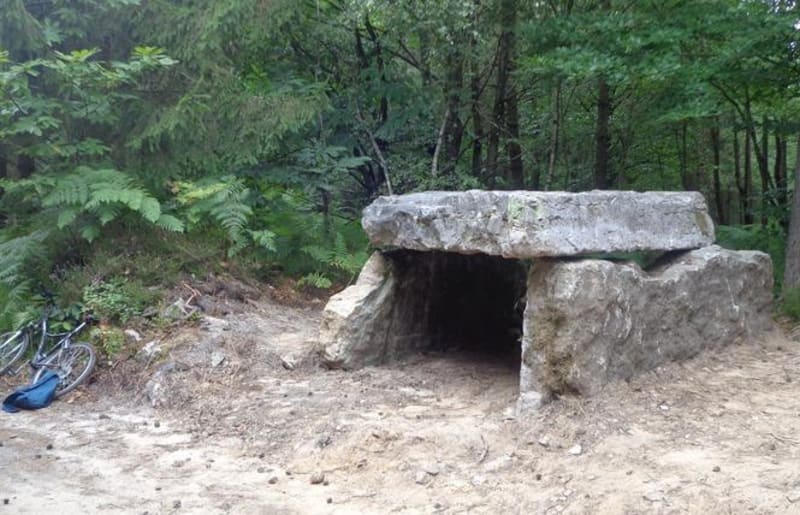 Dolmen, forêt, Bagnoles et digue d'Andaine - Bagnoles-de-L'Orne