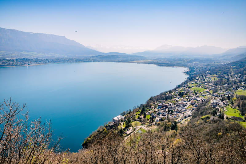 Bourdeau et on sourit au pied du mont du Chat face au lac - Bourdeau