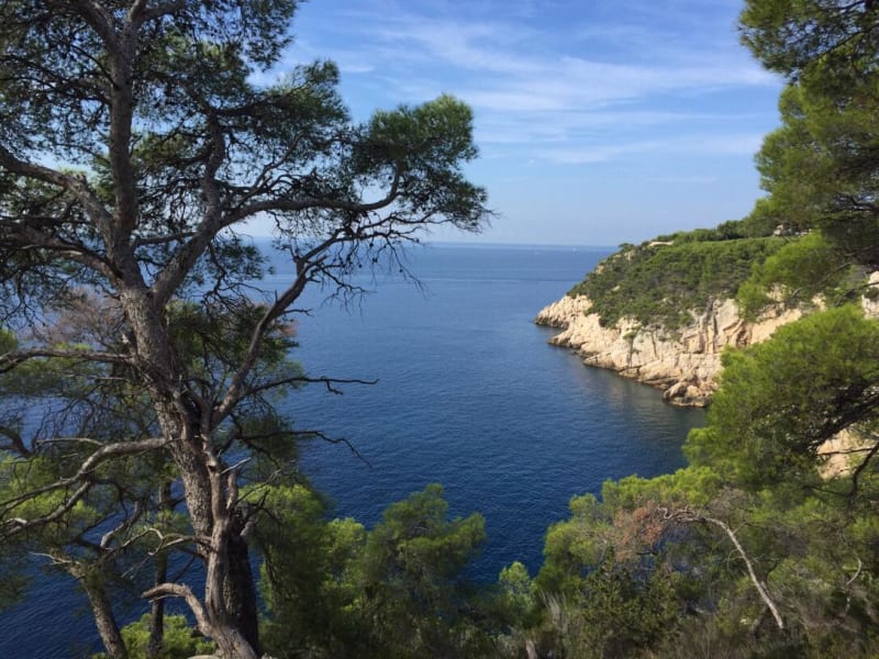 Chemins escarpés de Saint-Cyr et plongée sur la mer - Saint-Cyr-sur-Mer