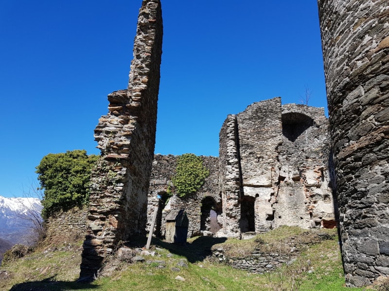 Château de Chantemerle et jouer aux chevaliers - La Bâthie