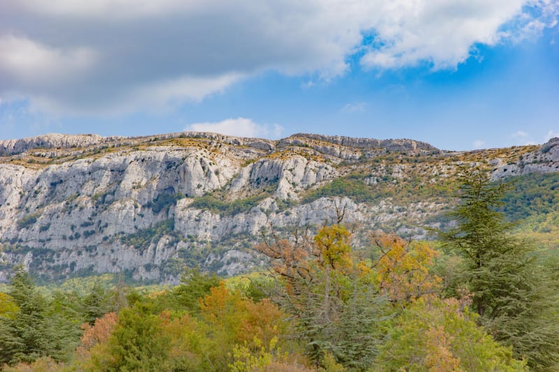 Vallon du Puits d'Agnié et panorama sur la Sainte-Baume - Seillons-Source-d'Argens