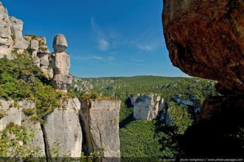 Vase de Sevre, de Chine et balcons du vertige - Le Rozier