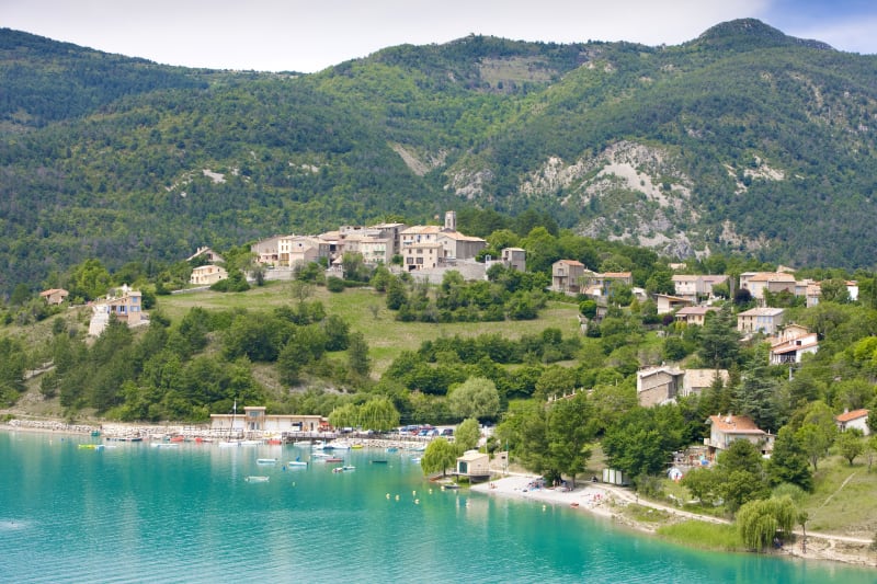 Saint-Julien-du-Verdon et les eaux émeraude du lac - Saint-Julien-du-Verdon