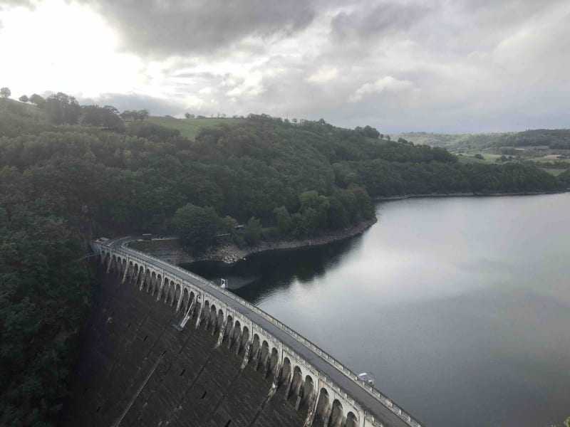 À vélo près du lac de Sarrans et dans la campagne - Brommat