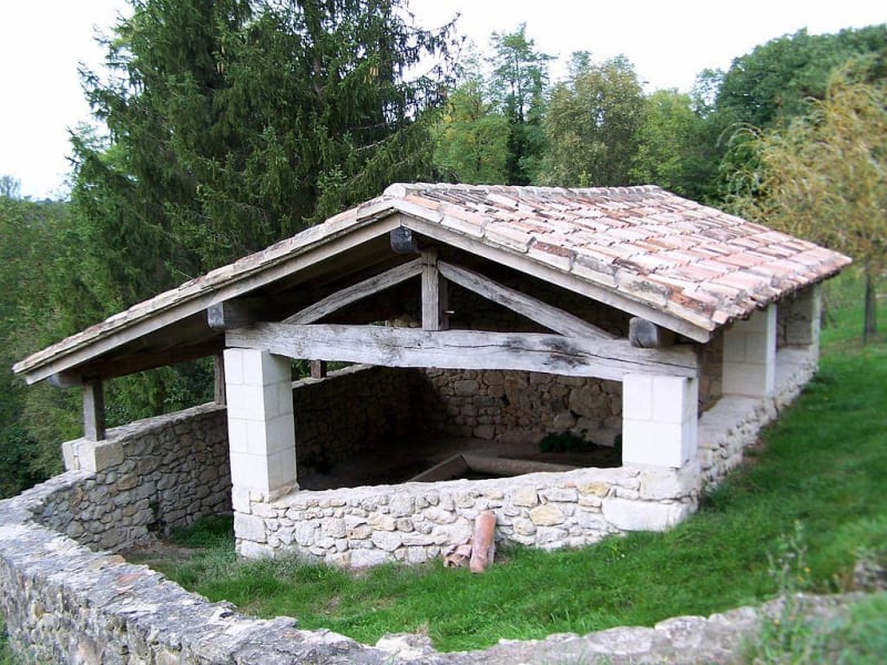 Visite à Bellefond et ses lavoirs en allées couvertes - Bellefond