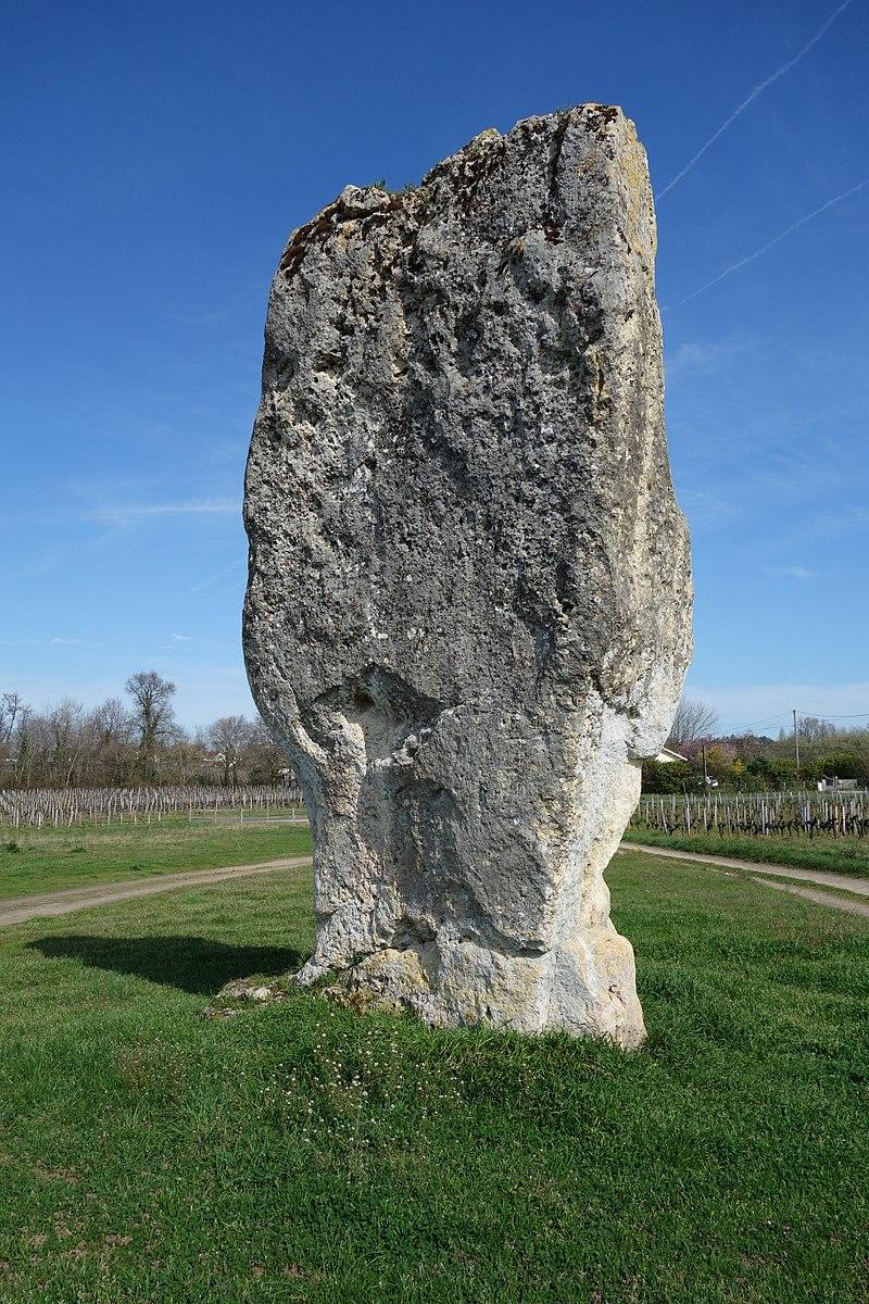 Imposant menhir de Pierrefitte et flore champêtre - Montholon