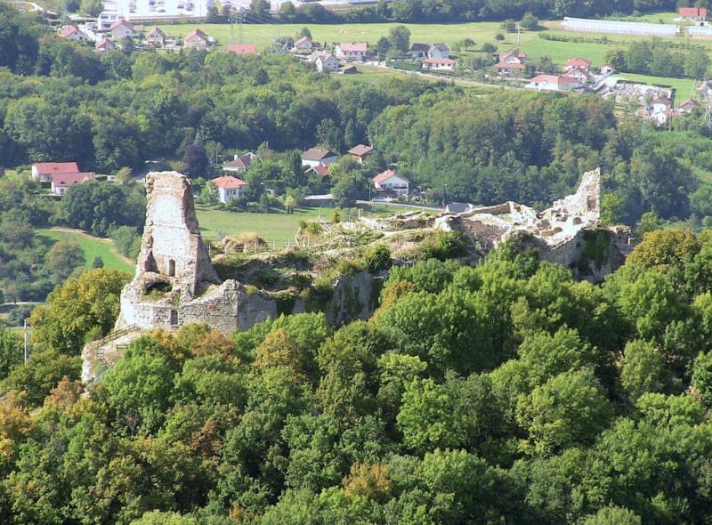 Van het kasteel tot het fort van Montfaucon en een geschiedenisles - Montfaucon