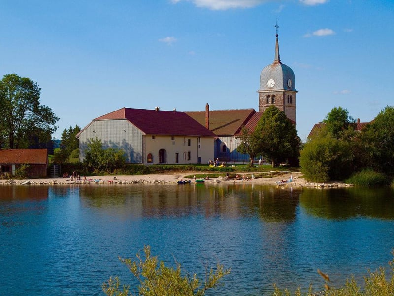 Abbaye du Grandvaux, son lac et nager dans les eaux paisibles - Grande-Rivière Château