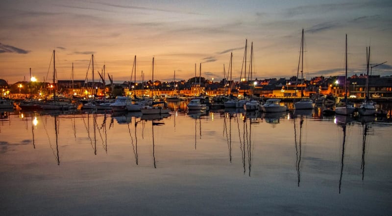 Ville Close de Concarneau et regarder l'horizon azur - Concarneau