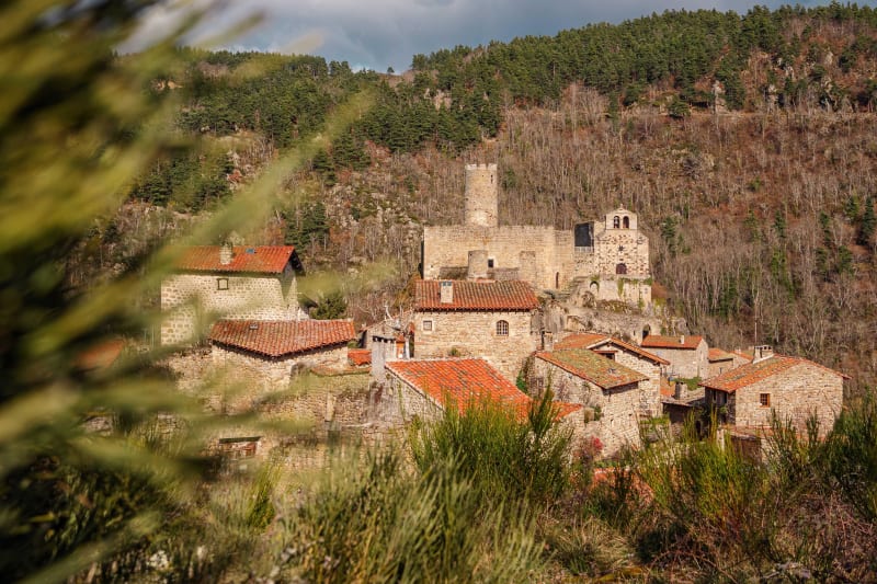 Vers les ruines du château de Rochemure - Chalencon