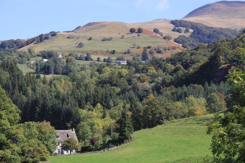Sous les falaises de Casteltinet et sublimes monts cantaliens - Lagoutte, Thiézac