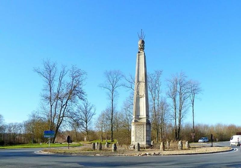 Obélisque de Villeneuve-le-Comte et nature silencieuse - La-Houssaye-en-Brie
