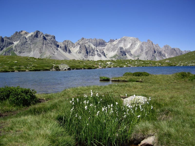 Au bord des lacs et face aux sommets dans les Hautes-Alpes - Névache