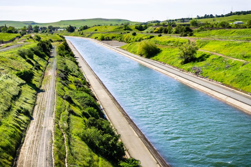 Marche le long du canal à Oraison et ruines médiévales - Oraison