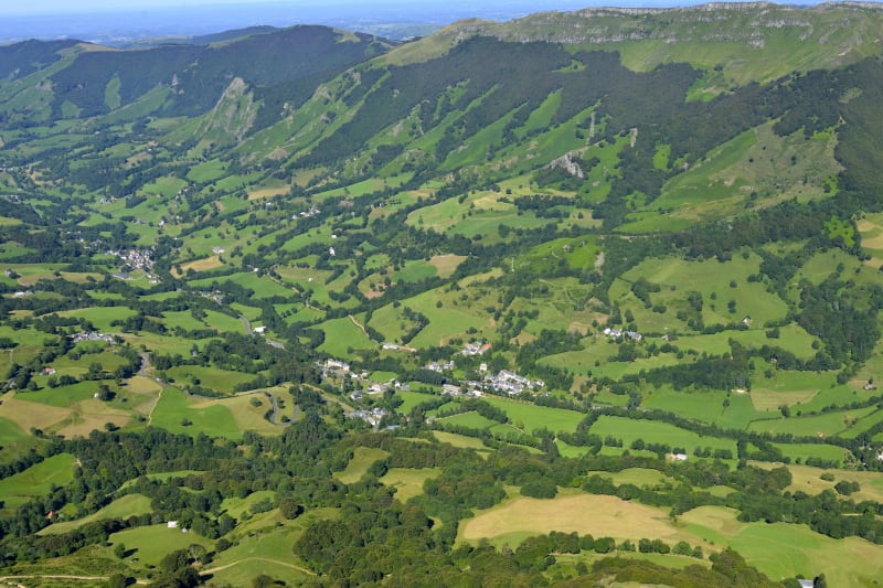 Circuit van het Circus van Mandailles en uitzicht op de reuzen van Cantal - Mandailles