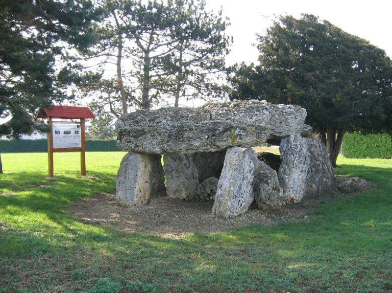 Patrimoine historique et dolmen de La Chapelle-Vendômoise - La Chapelle-Vendômoise