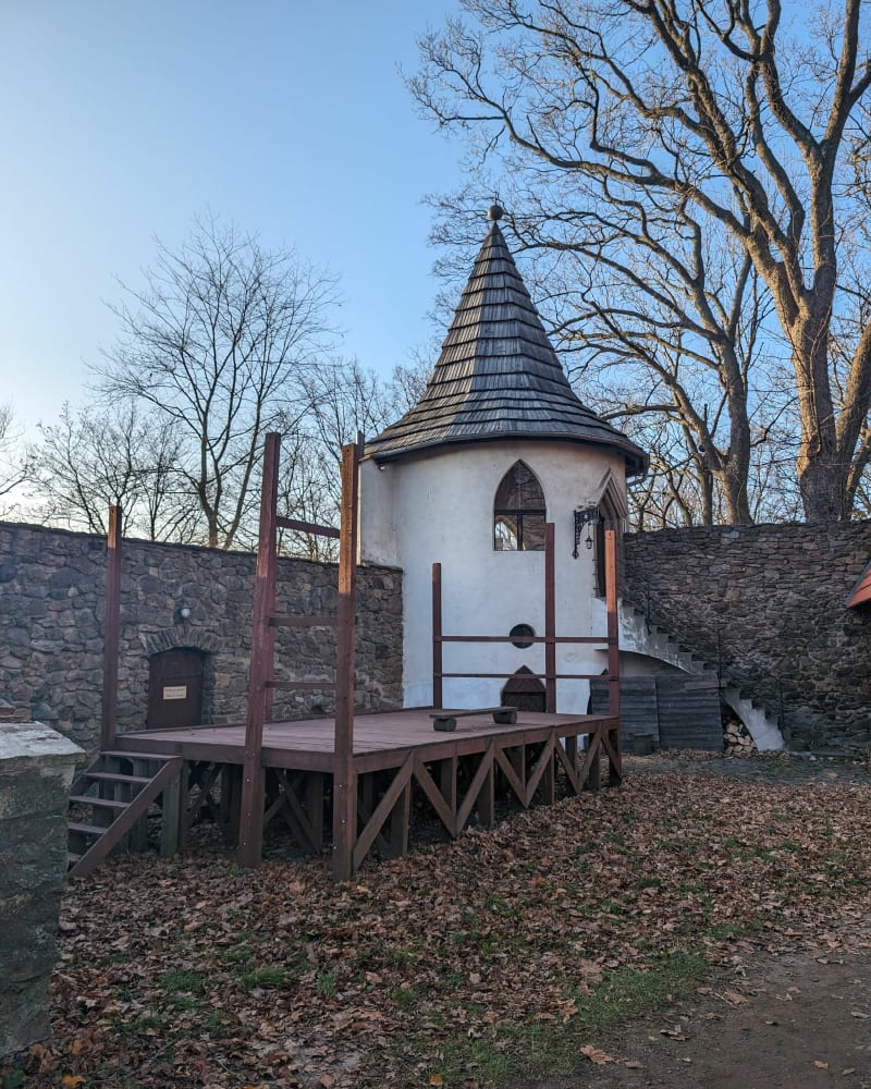 Zamek Grodno i wisząca kładka nad Jeziorem Bystrzyckim - Zagórze Śląskie