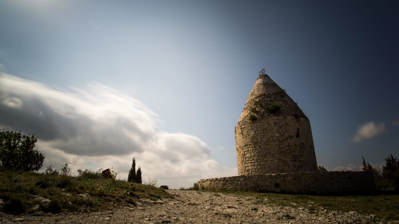 Monter au Roc de Gachone et rêver au pied des moulins - Calvisson