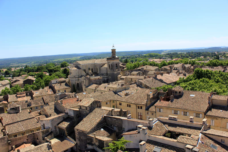 Vestiges de l'aqueduc romain à Uzès et jolies capitelles - Uzès