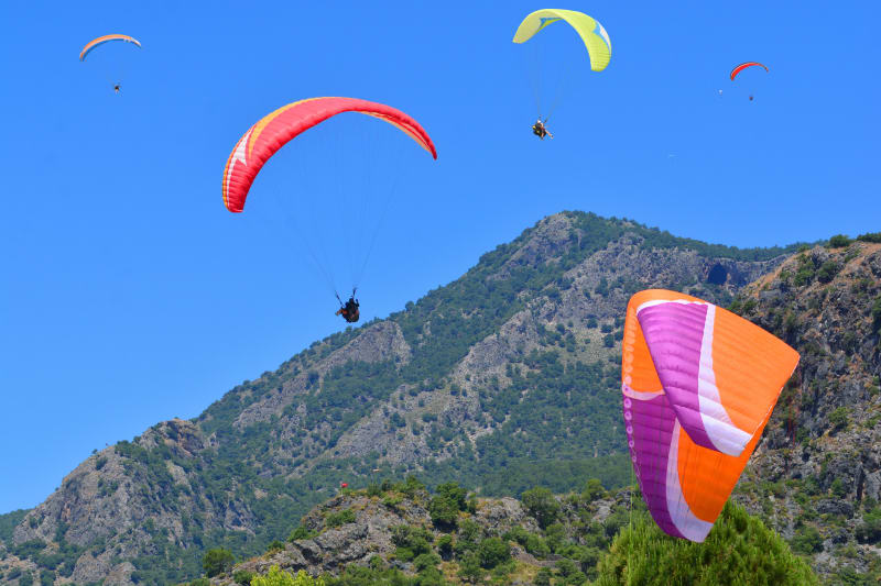 Mont Bouquet et envol de parapentes - Seynes