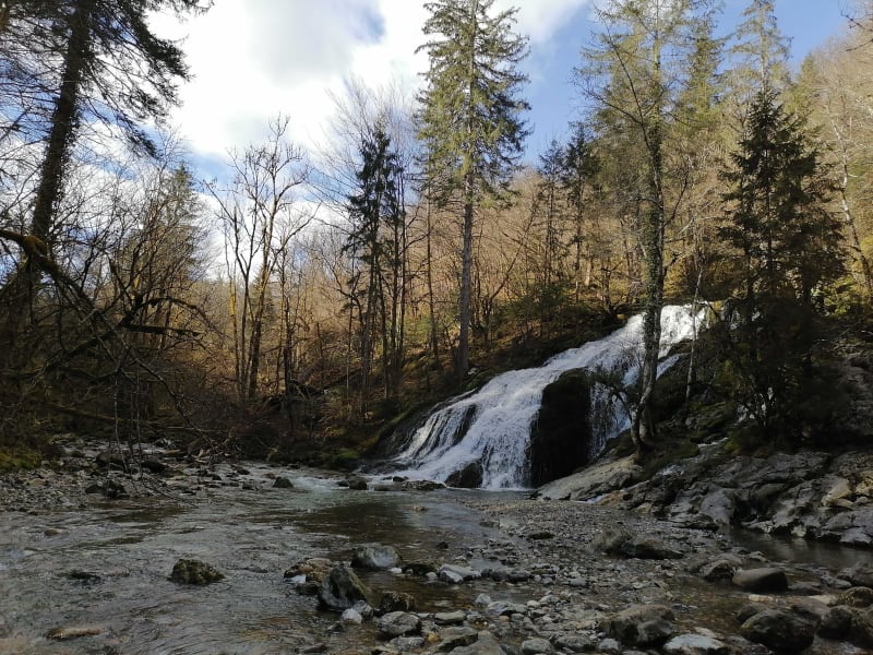 Cascade du Pissieu et magnificence des sommets baujus - Le Châtelard