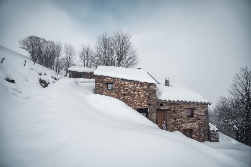 Vers le hameau du Sert depuis Besse, tout de blanc vêtu - Besse