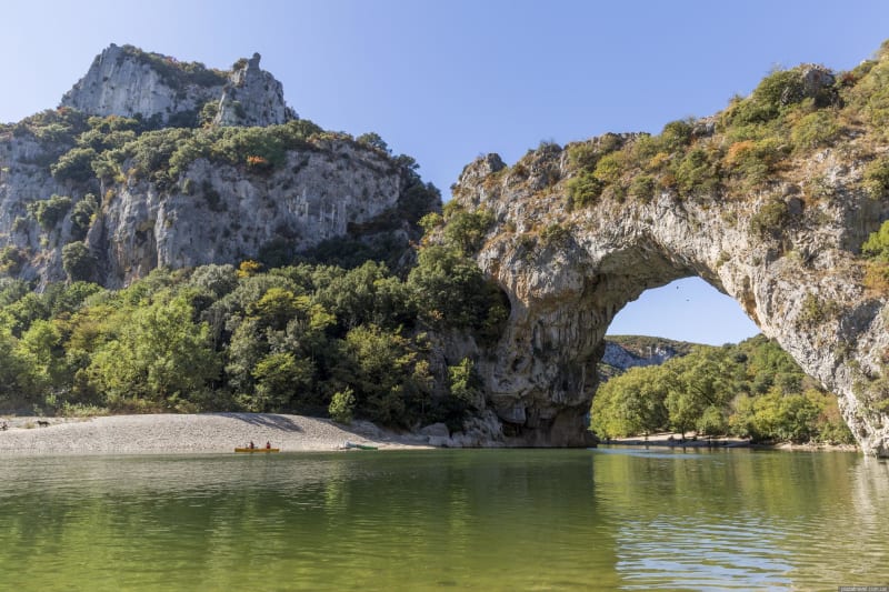 Vallon-Pont-d'Arc et beauté brute de l'Ardèche - Vallon-Pont-d'Arc