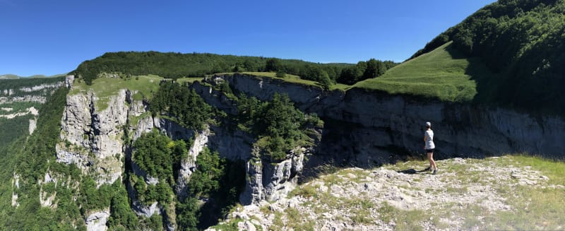 Vue vertigineuse au pied de la cascade du saut de la Truite - Ambel