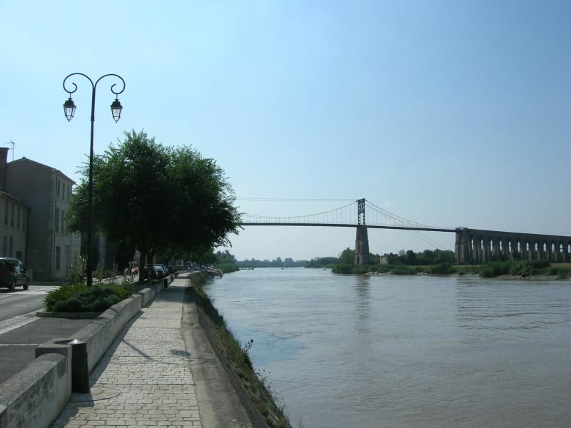Château des Capucins et longer le fleuve à Tonnay-Charente - Tonnay-Charente