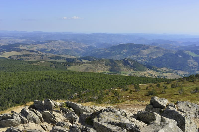 Sommet du mont Mézenc entre deux cols et vue vertigineuse - Les Estables