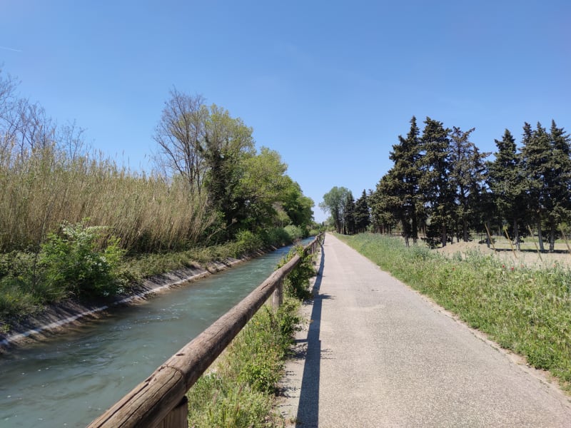 Velleron et jeu des dix bornes le long du canal de Carpentras - Velleron
