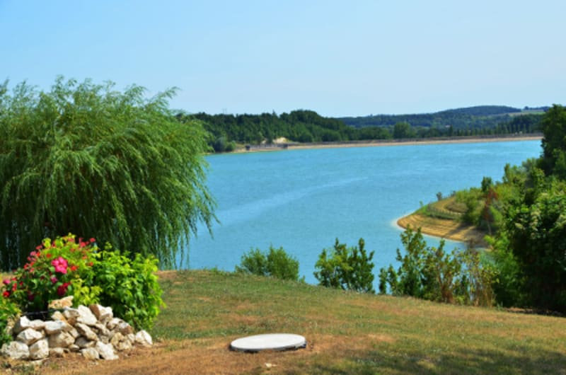 Du lac de l'Escourroux vers les coteaux de vignes - La Sauvetat-du-Dropt