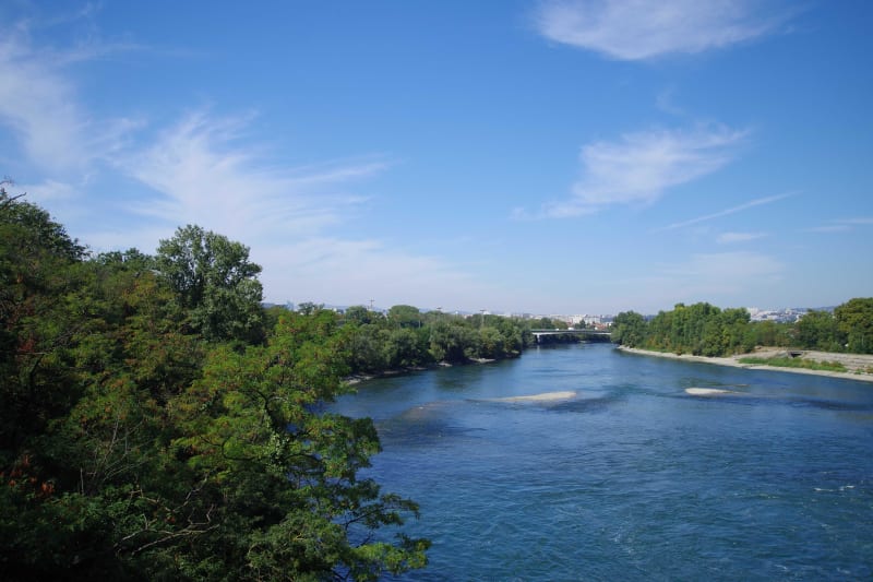 Rives du canal de Jonage à deux pas de Lyon - Jonage