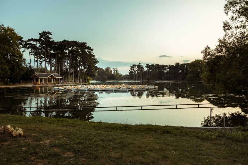 A VTT dans les bois de Boulogne, îlot verdoyant de Paris - Paris
