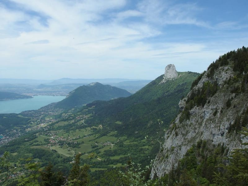 Col de la Forclaz, Rocher du Roux en luchtfoto van het meer van Annecy - Talloires-Montmin
