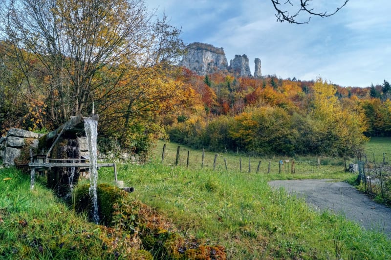 Boucle des tours Saint-Jacques et charme bauju - Alléves