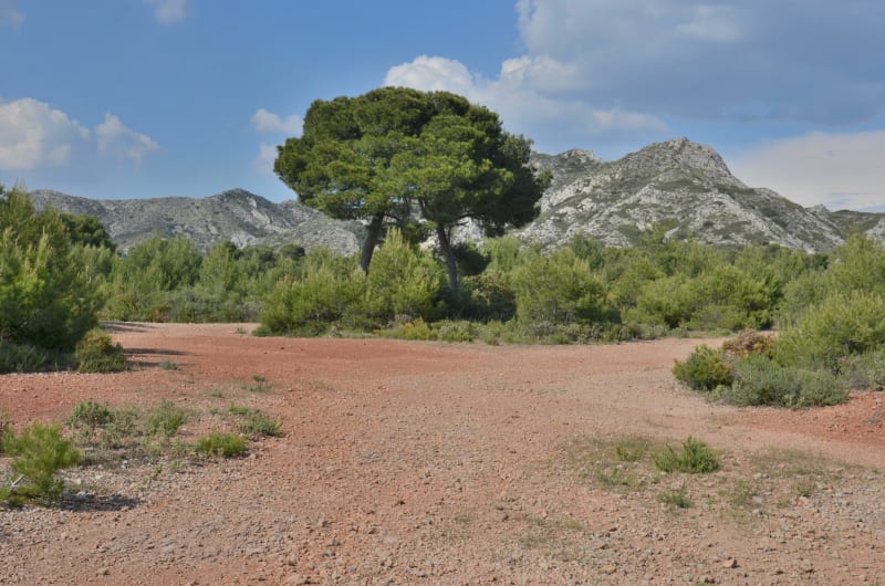 Alpilles et carrières de bauxite au départ du Paradou - Paradou